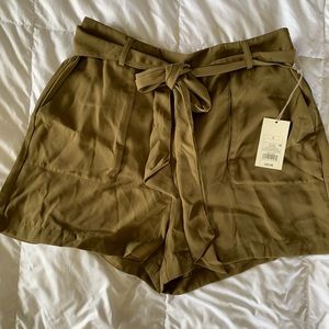 Army green high-waisted paper bag shorts